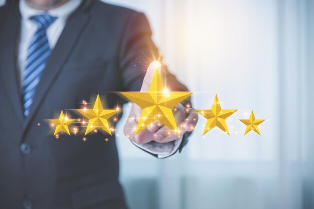 Empresario tocando cinco estrellas para la evaluación de la retroalimentación satisfacción fondo blanco Evaluación del servicio al cliente y concepto de satisfacción Calificación excelente del servicio popular con espacio de copia