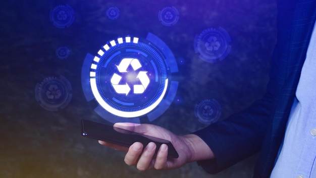 Empresário tocando conceito de ícone de reciclagem com smartphone para social ambiental e governança em negócios sustentáveis e éticos na conexão de rede