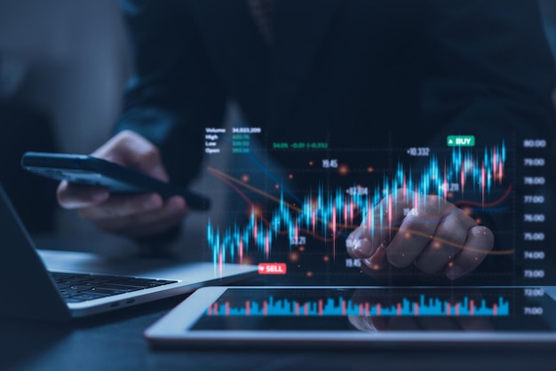 Empresario tocando el gráfico de pantalla virtual indicador del mercado de valores cambio de divisas gestión financiera gráfico de ganancias de negocios de forex concepto de economía de índice de crecimiento comercial