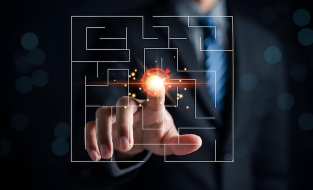Empresário tocando ícone alvo em labirinto para saída de solução de estratégia de negócios e planejamento para superar obstáculos para alcançar um sucesso