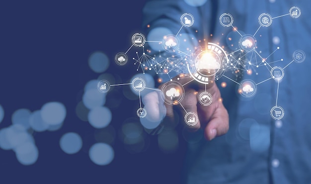Empresário tocando ícone computação em nuvem com rede e informações de dados negócio Proteção banco de dados negócios internet conceito de tecnologia de rede digital