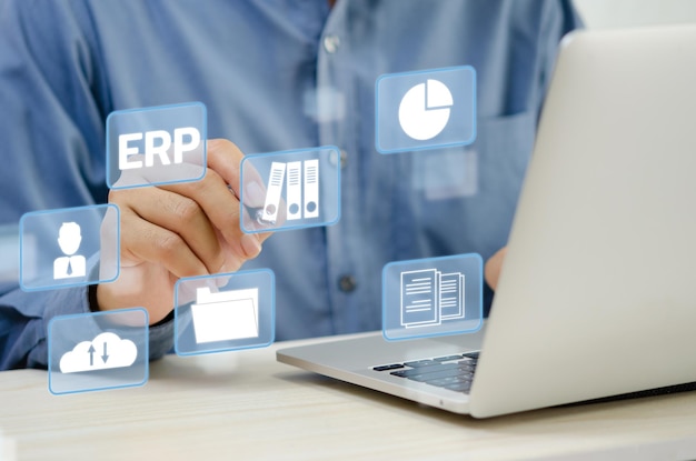 Empresario tocando el icono de la pantalla virtual ERP empresarial Planificación de recursos empresariales Concepto de gestión de documentos ERP