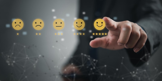 Empresario tocando la pantalla virtual en el icono de la cara sonriente feliz y cinco estrellas para dar satisfacción en el servicioConcepto de servicio al cliente y satisfacción