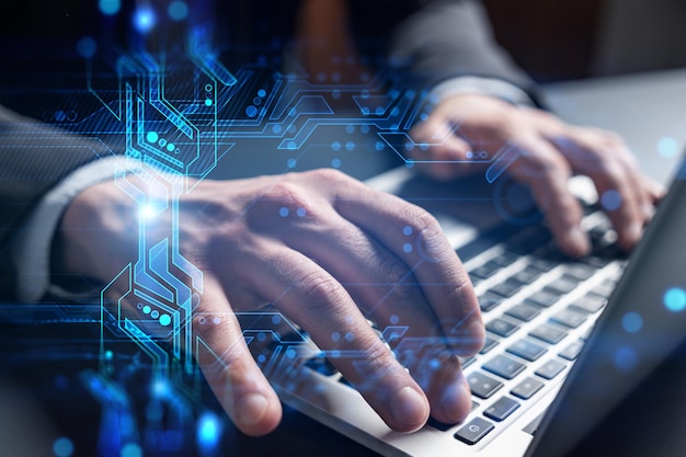 Empresario toma notas escribiendo holograma de tecnología y fondo de computadora portátil