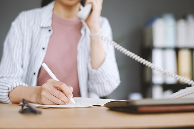 El empresario toma notas en el planificador