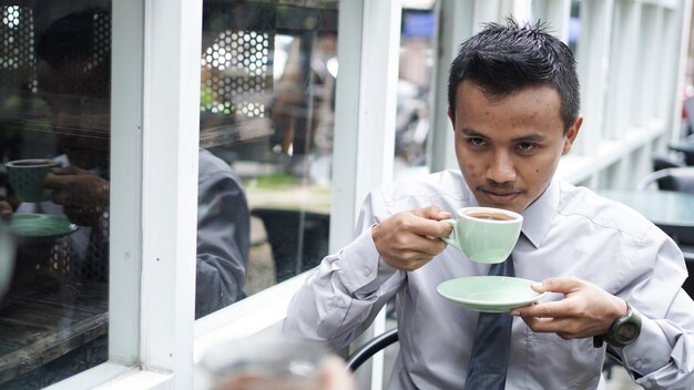 Foto empresário tomando café