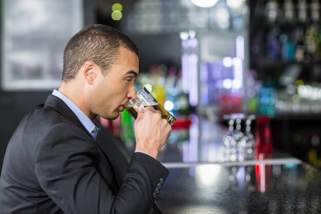 Empresario tomando una copa