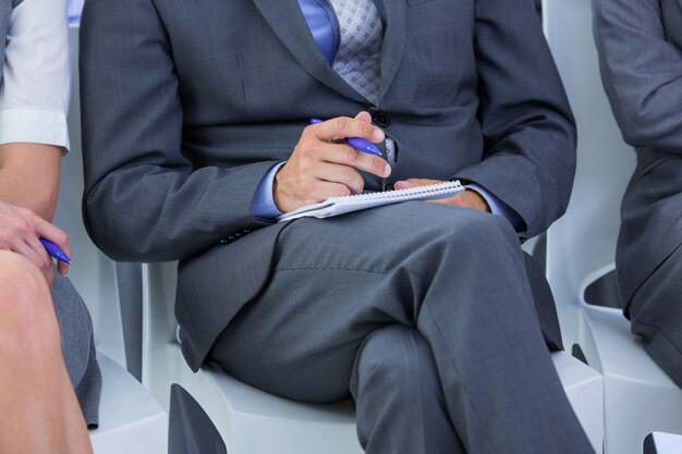 empresario tomando una nota durante una reunión