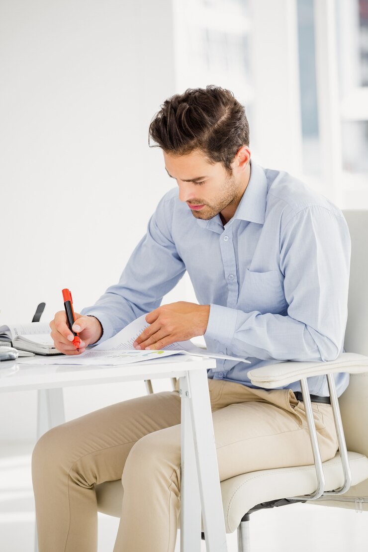 Empresario tomando notas en su escritorio