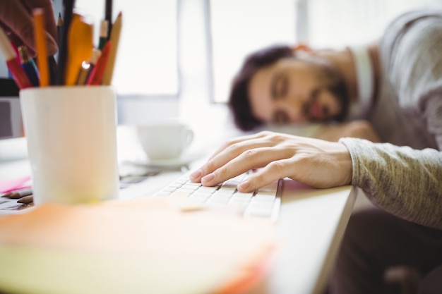 Empresario tomando una siesta en la oficina