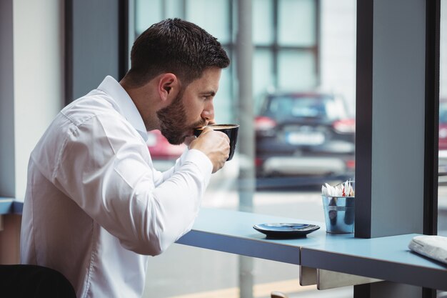 Empresario tomando una taza de café