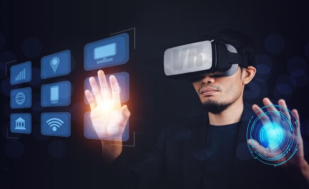 Empresario toque tecnología de aplicación de datos de pantalla visual y gafas VR en el control de metaverso AI