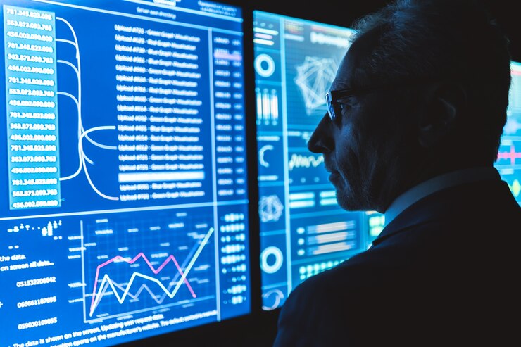 Foto el empresario trabaja en la gran pantalla del sensor en la oficina oscura