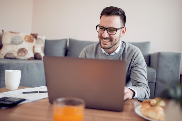 Empresario trabajando desde casa en una computadora portátil