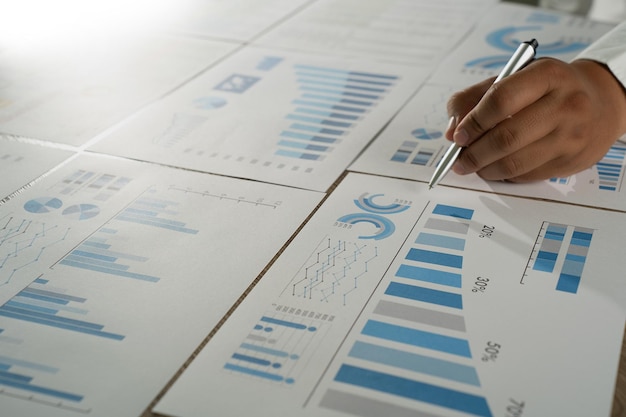 empresario trabajando datos documento gráfico gráfico informe gráfico adecuado para inversiones financieras analizando datos financieros y de inversión