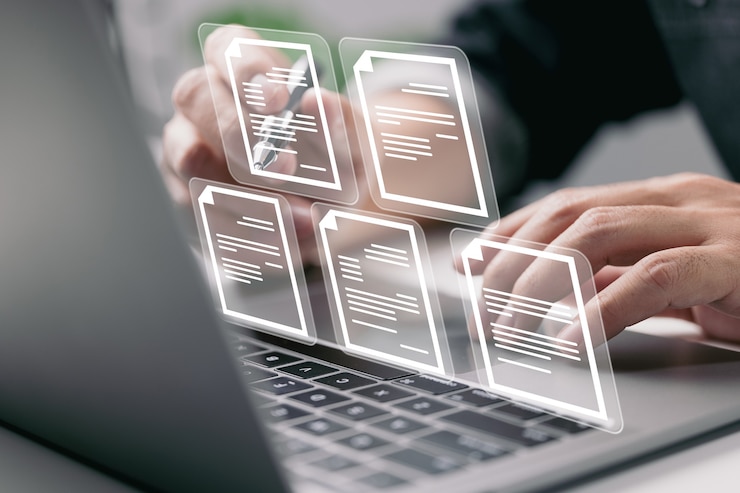 Foto empresario trabajando en equipo portátil con iconos de documentos electrónicos gestión de documentos