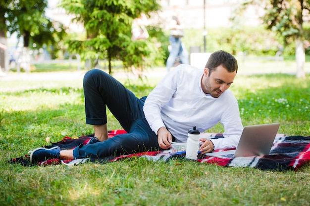 Empresario trabajando en el jardín y almorzando