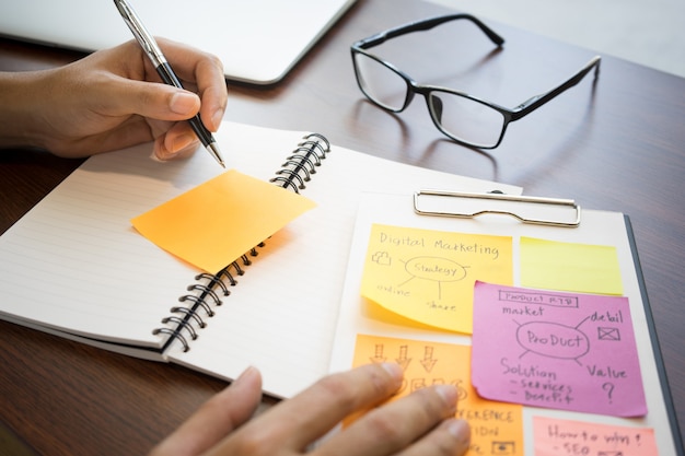 Foto empresario trabajando con papel de nota para intercambiar ideas.