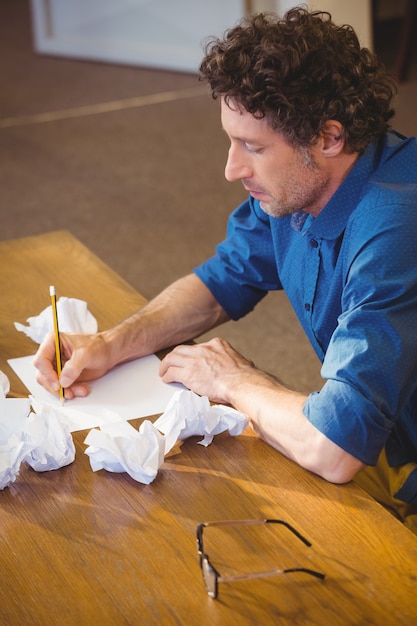 Foto el empresario está trabajando en su periódico