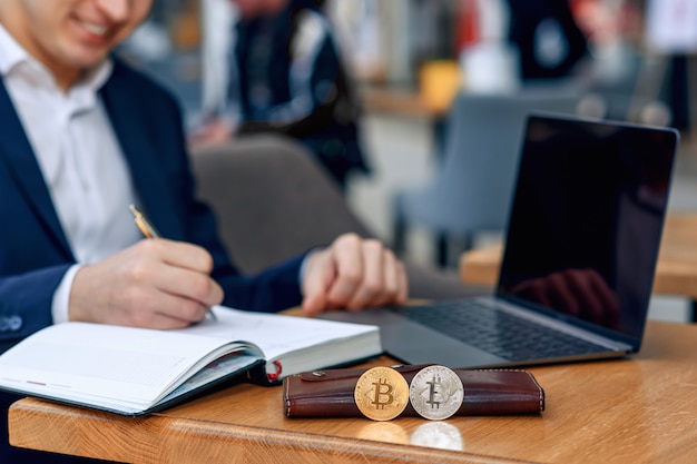 Empresário trabalha em seu local de trabalho com notebook, laptop e faz um plano de negócios