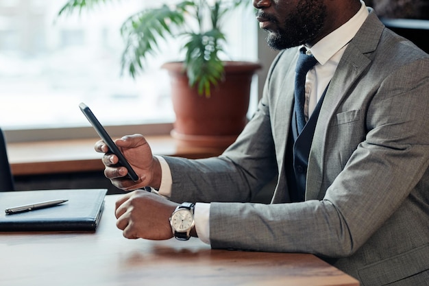 Empresário trabalhando ao telefone no café