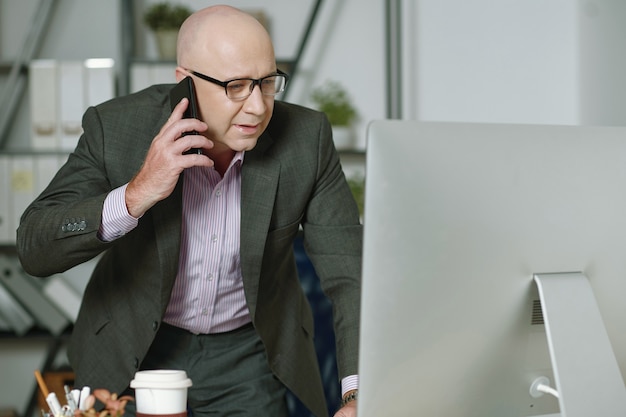 Empresário trabalhando ao telefone no escritório