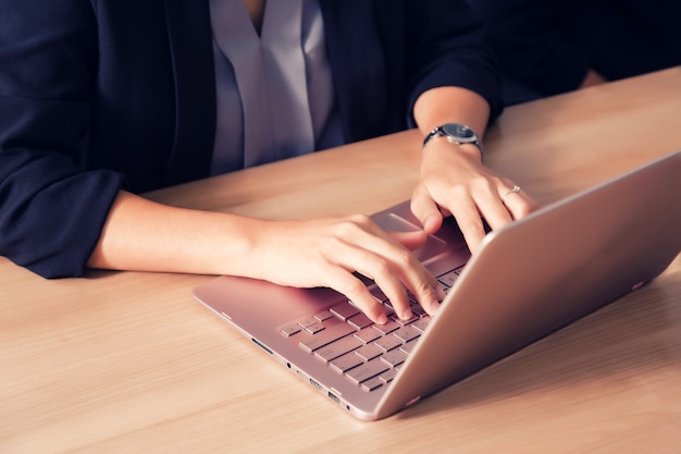 Empresário trabalhando com laptop na sala de seminário