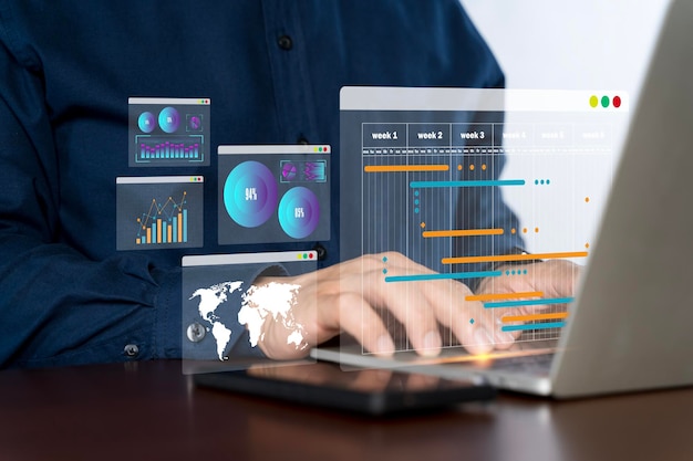 Empresário trabalhando com sistema de gerenciamento de dados no computador para fazer relatório com KPI