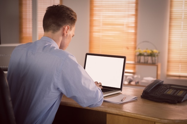 Empresário trabalhando em seu laptop