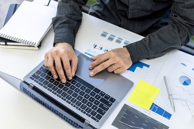 Empresário trabalhando em uma sala privada, Ele está digitando em um teclado de laptop, Ele usa um mensageiro para conversar com um parceiro. Conceito de uso de tecnologia na comunicação.