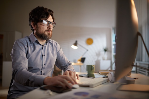 Foto empresário trabalhando no escritório