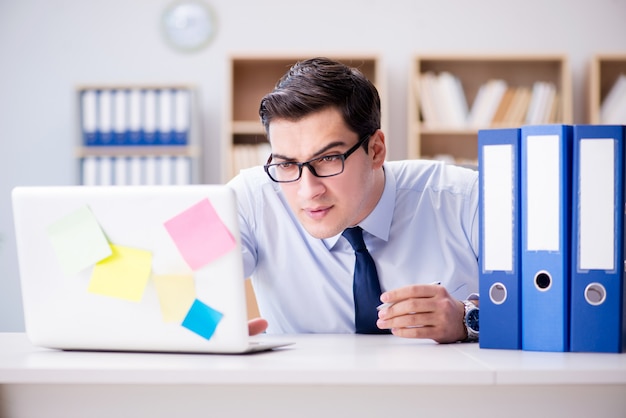 Empresário trabalhando no escritório