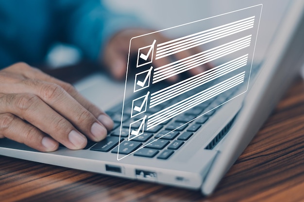 Empresário trabalhando no sistema de gerenciamento de documentos do escritório e automação de processos para gerenciar com eficiência o arquivo lista de verificação de trabalho digital no conceito de tela virtual