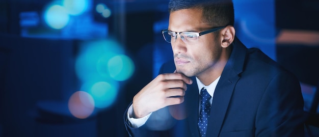 Foto empresário trabalhando pensando e planejando à noite em um escritório de empresa corporativa networking para comunicação global ou um acordo internacional em fusos horários enquanto negocia com dados e análises