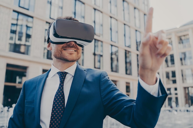 Empresario de traje azul formal con gafas Vr fuera