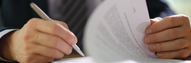 Foto empresario en traje firmando y certificando oficialmente el primer documento importante