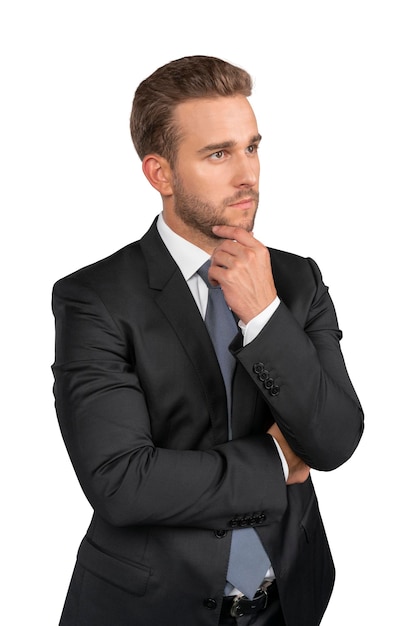 Empresario de traje negro con los brazos cruzados aislado sobre fondo blanco.