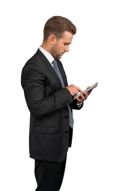 Empresario de traje negro y corbata con tablet aislado sobre fondo blanco.