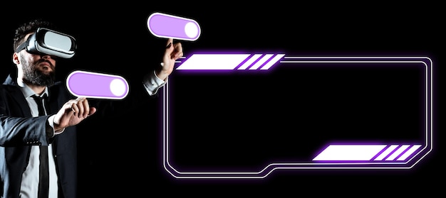 Empresario en traje de oficina negro de pie con gafas de realidad virtual y mirando un mensaje tecnológico Hombre presionando botones virtuales con sus dos dedos estilo futurista