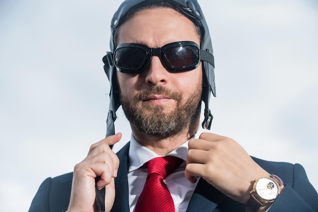 Foto empresario con traje y sombrero de piloto prepárate