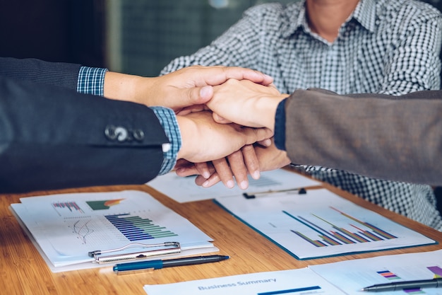 Empresario unir mano unida, equipo de negocios tocando las manos juntas.