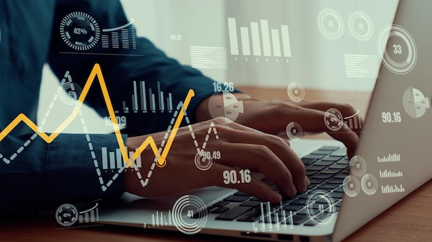 Empresário usa laptop capaz para analisar dados de negócios analíticos