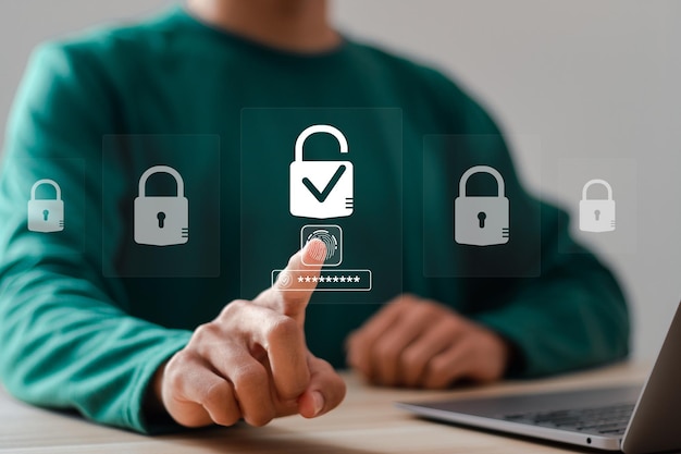 Empresário usa laptop com ícone de cadeado para proteger informações de privacidade cibernética tecnologia de acesso à internet segura criptografia de segurança de dados privados do usuário conceito de cibersegurança