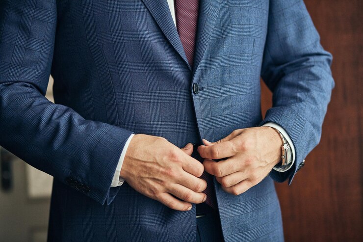 Empresário usa um casaco de mãos masculinas fechadas noivo se preparando de manhã antes da cerimônia de casamento