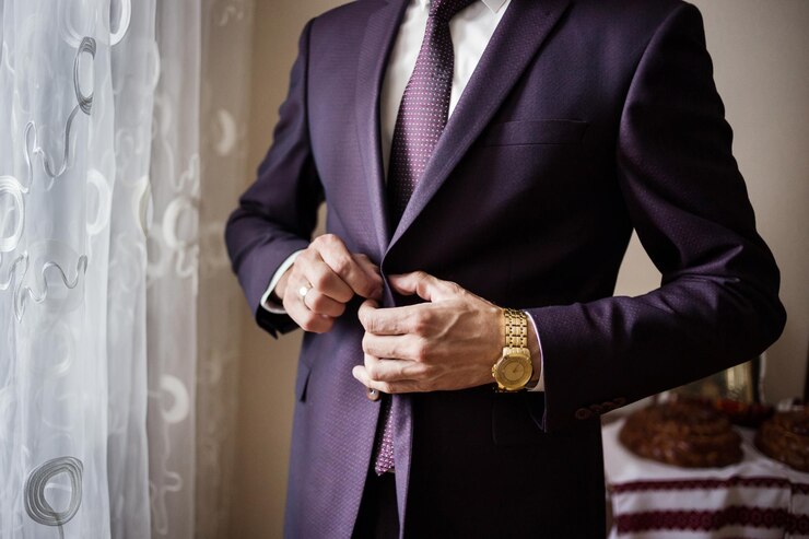 Empresário usa um casaco de mãos masculinas fechadas noivo se preparando de manhã antes da cerimônia de casamento