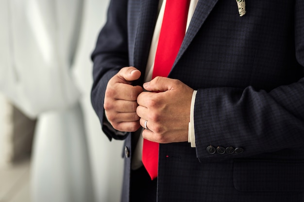 Empresário usa uma jaqueta. Político, estilo de homem, mãos masculinas closeup, conceito de empresário, negócios, moda e roupas