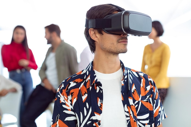 Empresario usando auriculares de realidad virtual en una oficina moderna