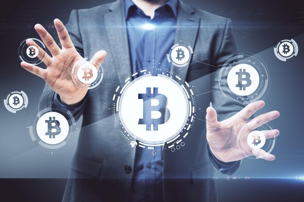 Empresario usando bitcoin e interfaz de estadísticas comerciales