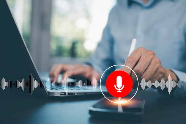 Empresário usando botão de microfone de toque de smartphone em tela virtual Blog blog speak talk apresentação publicitária Reconhecimento de voz detecção de voz e aplicação de aprendizagem profunda Assistência de voz