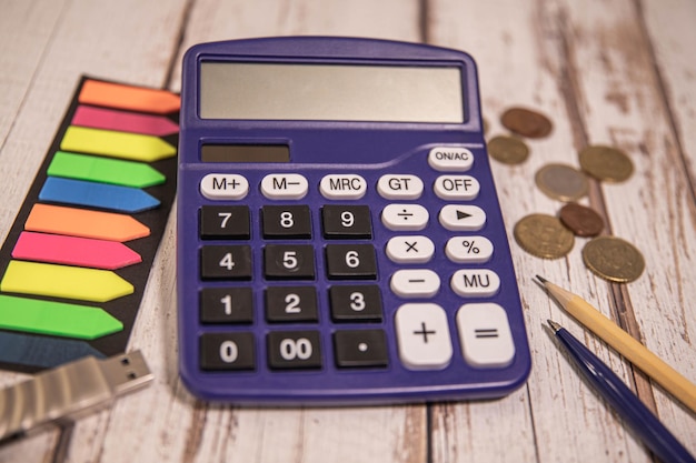 Empresario usando calculadora por monedas